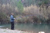 Da hat er aber einen dicken Klappstuhl an der Angel