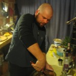 Mirko zerschneidet den Weihnachtsbraten, eine vom Veti gesponsorte und von uns am Vorabend geschlachtete Gans
