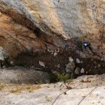 Nicky bouldert "Curva peligrosa" in der Felsengasse aus (7a / **)